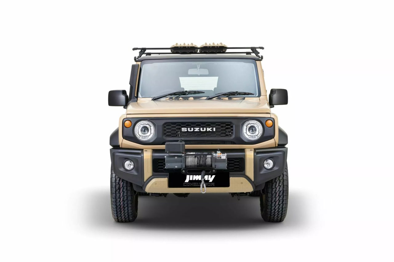 Frontal del Jimny con un diseño robusto y atractivo, ideal para aventuras. 