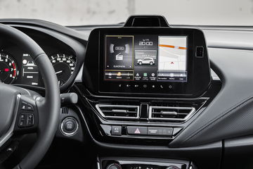 Pantalla y controles del S-Cross, diseño moderno y ergonómico.