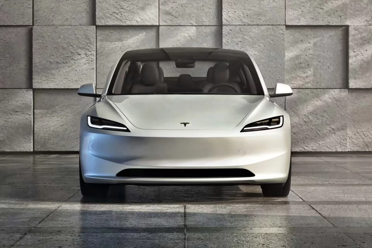 Vista frontal del Tesla Model 3 destaca su diseño aerodinámico.