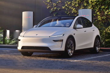 Tesla Model Y 2025 en un entorno urbano, destaca su diseño moderno.