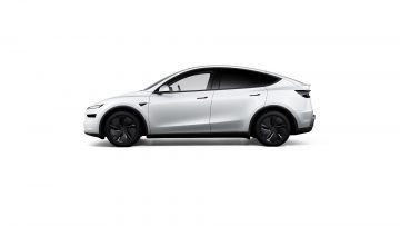 Vista lateral del Tesla Model Y 2025, destacando su diseño aerodinámico.