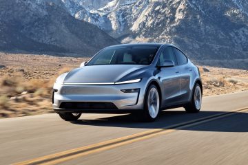 Vista del nuevo Tesla Model Y 2025 en un entorno montañoso, destacando su diseño elegante.