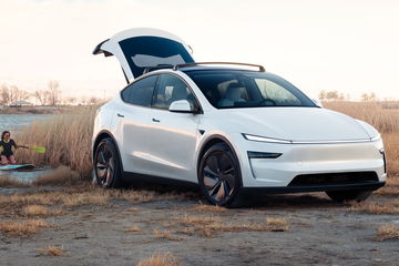 El Tesla Model Y 2025 presenta un diseño moderno y funcional, ideal para familias. Su espacio es destacado.