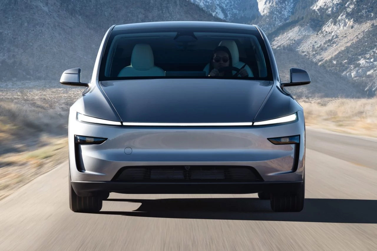 El nuevo Tesla Model Y se presenta con un diseño aerodinámico que resalta su innovadora esencia. 