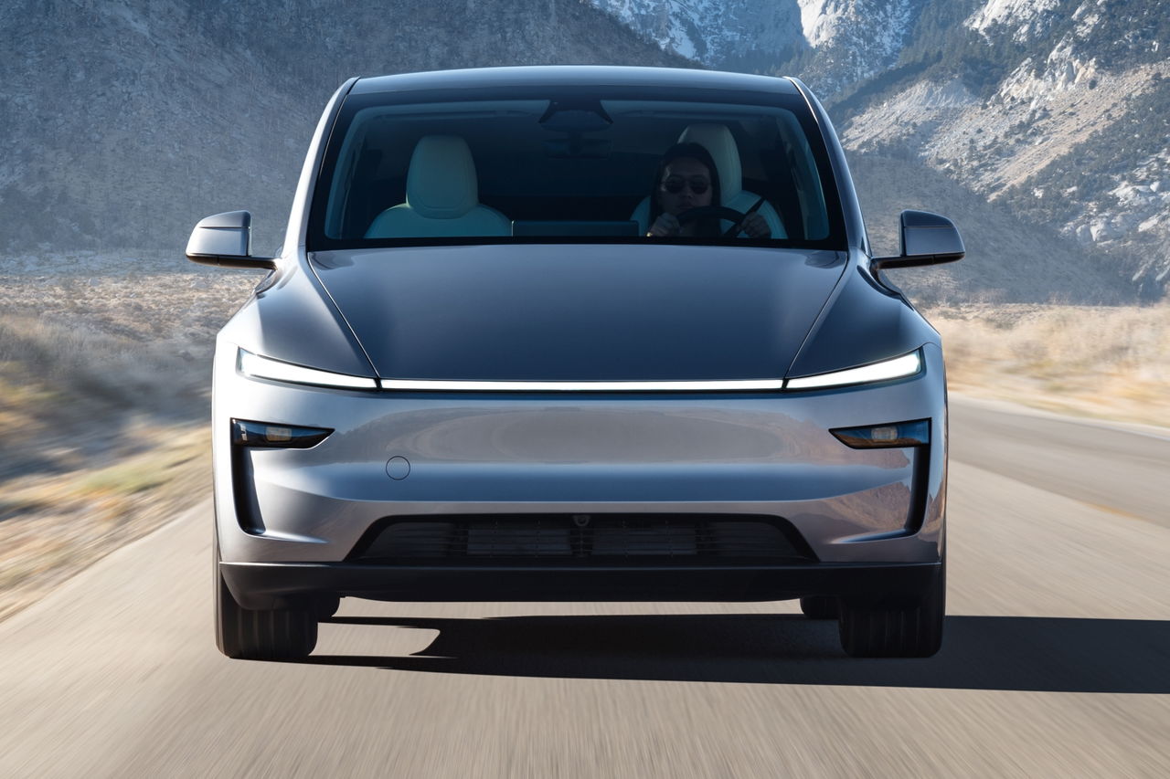 El nuevo Tesla Model Y se presenta con un diseño aerodinámico que resalta su innovadora esencia. 