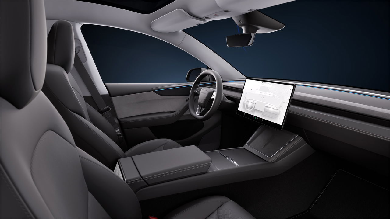 Vista del interior del Tesla Model Y 2025, destacando sus asientos y tecnología avanzada.