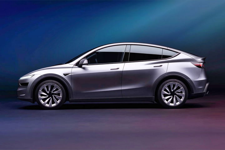 Vista lateral del Tesla Model Y 2025, resaltando su diseño aerodinámico y elegante.