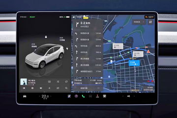 Pantalla táctil del Tesla Model Y 2025 con interfaz moderna y navegación intuitiva.