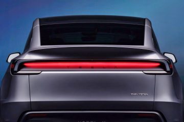 Vista trasera del Tesla Model Y 2025, destacando su diseño moderno y aerodinámico.