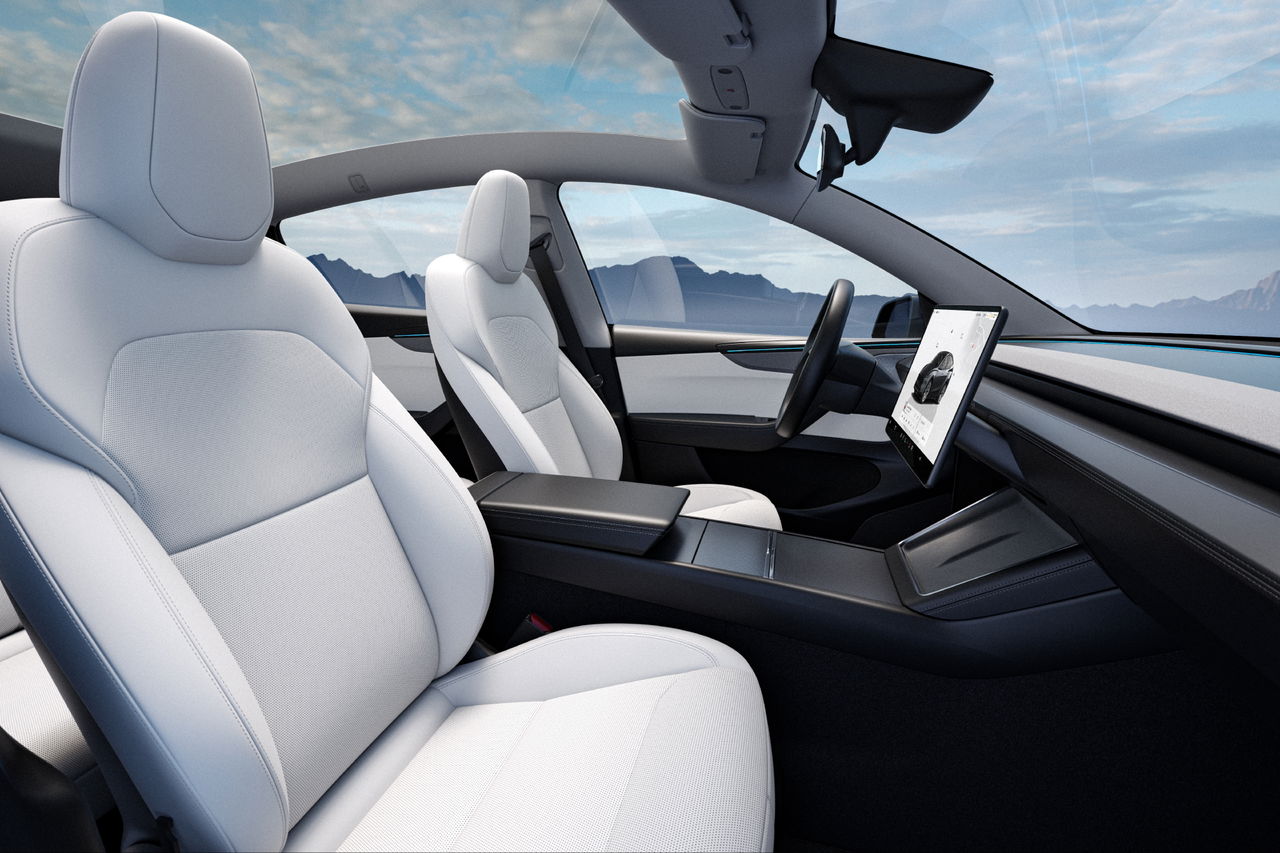 Interior del Tesla Model Y 2025, con acabados en blanco y negro, ideal para familias.