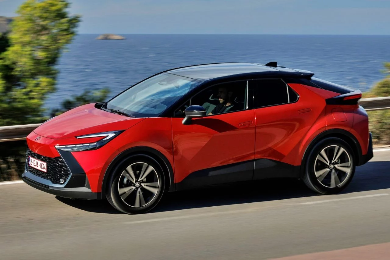 Toyota C-HR, un SUV coupé que destaca por su diseño dinámico y eficiencia.