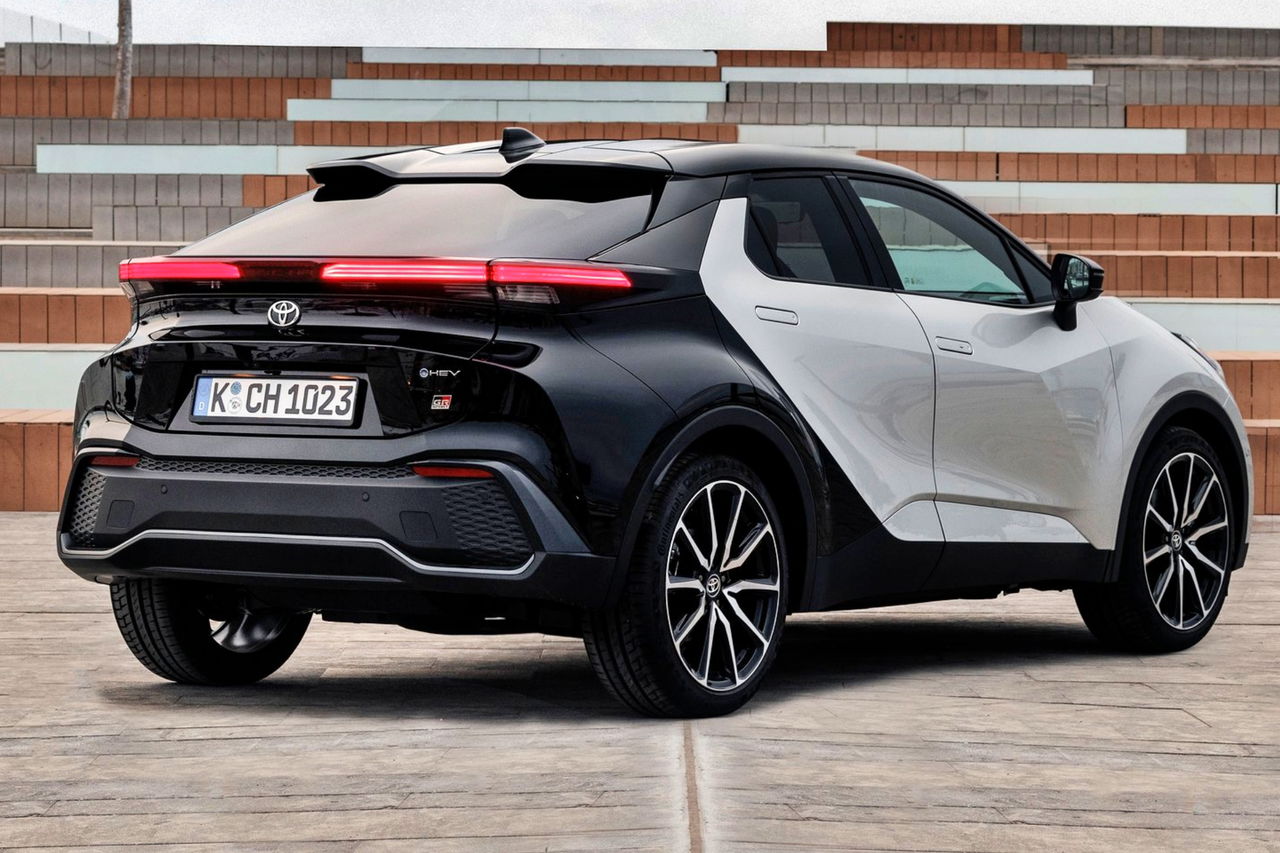 El Toyota C-HR destaca por su diseño audaz y tecnología avanzada.