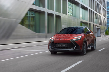 El nuevo Toyota CH-R muestra su diseño dinámico y moderno en la ciudad.