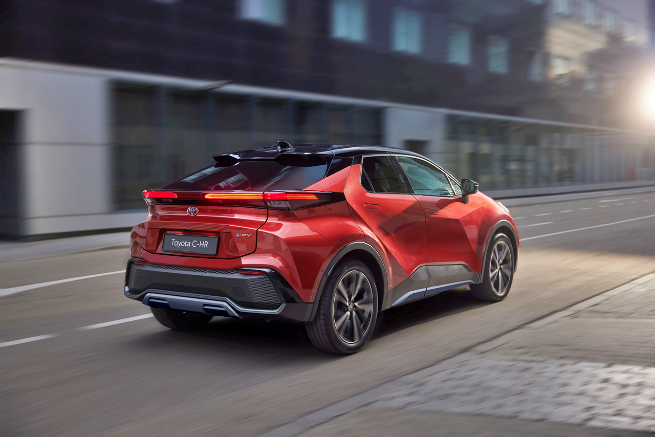 El Toyota C-HR Spirit se destaca por su diseño audaz y dinámico.