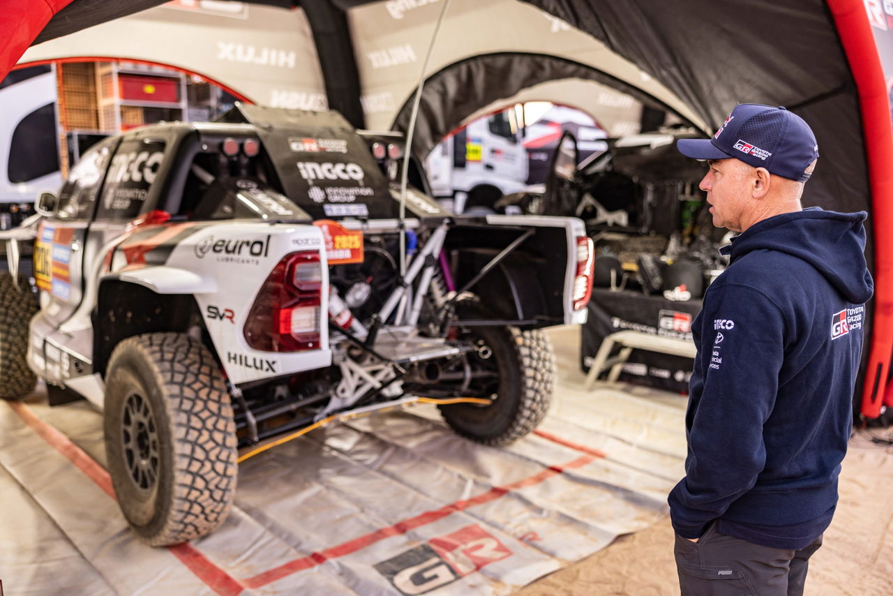 Giniel de Villiers observa el Toyota Hilux en su garaje antes del Dakar.