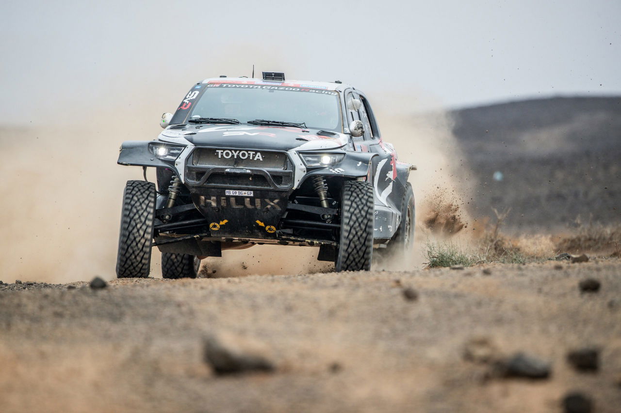 Toyota GAZOO Racing en acción durante el Dakar 2025, destacando su agilidad y potencia.