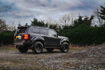 Vista lateral y trasera del Toyota Land Cruiser AT37, destacando su diseño robusto.