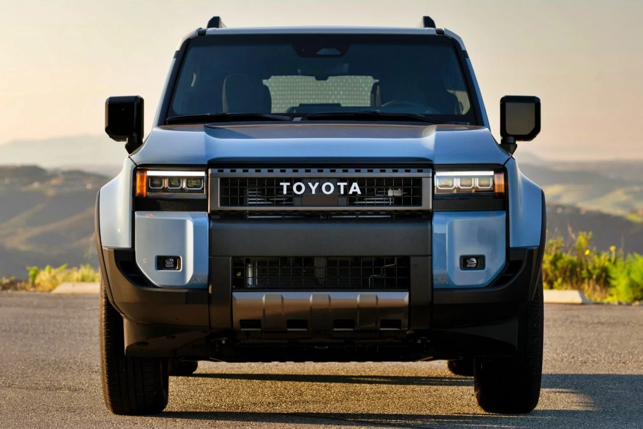 Frontal del Toyota Land Cruiser VX-L, robusto y preparado para cualquier terreno.