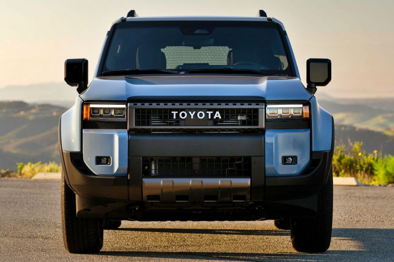 Frontal del Toyota Land Cruiser VX-L, robusto y preparado para cualquier terreno.