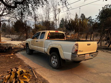 Aun funciona. Los incendios de Los Angeles derritieron esta Toyota Tacoma, pero no acabaron con ella.