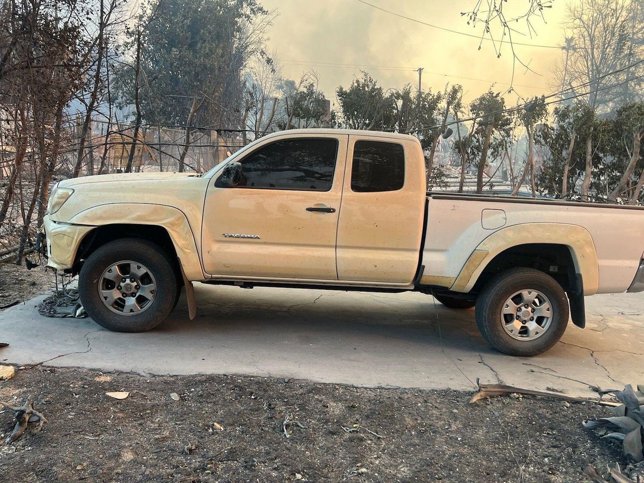 Aun funciona. Los incendios de Los Angeles derritieron esta Toyota Tacoma, pero no acabaron con ella.