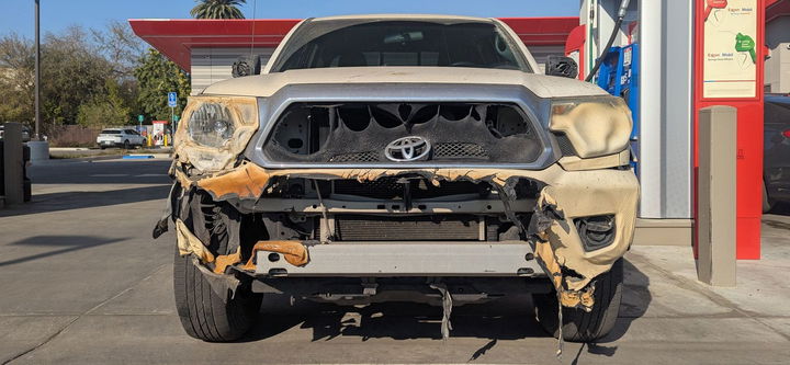 Esta Toyota Tacoma muestra signos de daños severos por incendio, pero aún permanece en pie.