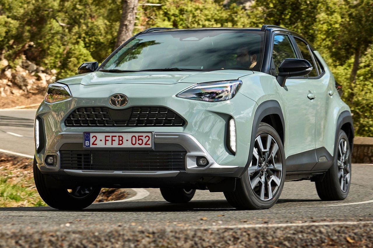 El Toyota Yaris Cross destaca por su diseño moderno y su eficiencia híbrida.