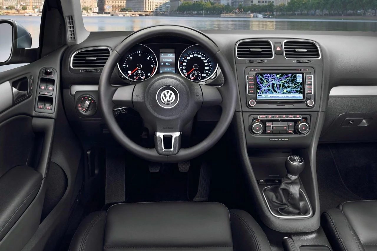 Interior del Volkswagen Golf, con un enfoque en su moderno diseño y equipamiento.