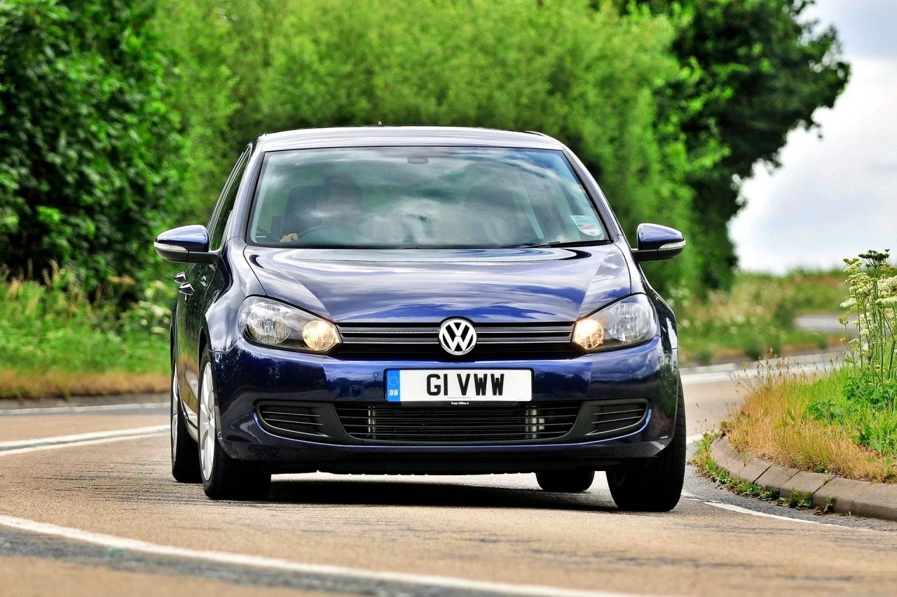 Volkswagen Golf, con motor robusto y diseño compacto, ideal para la ciudad.