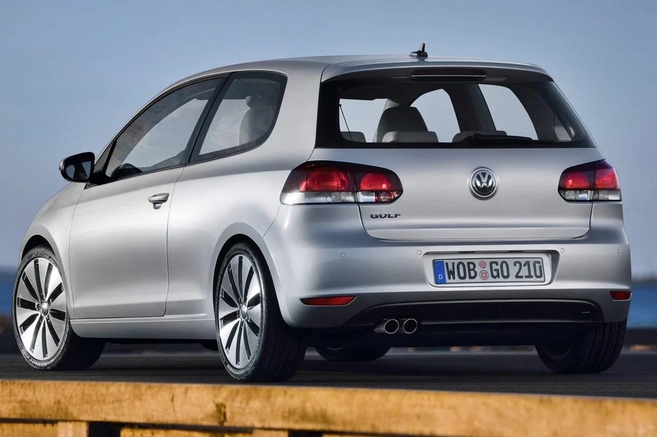 Imagen del Volkswagen Golf, un compacto con motor potente y excelente habitabilidad.