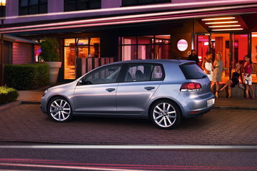 Volkswagen Golf, compacto y robusto, ideal para la ciudad.