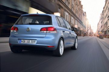 El Volkswagen Golf destaca por su diseño compacto y motor eficiente.