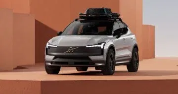 El Volvo EX30 CROSS COUNTRY destaca por su diseño robusto y estilizado, ideal para el off-road.