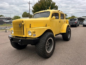 El Volvo TP21, conocido como Sugga, destaca por su diseño robusto y carácter militar.