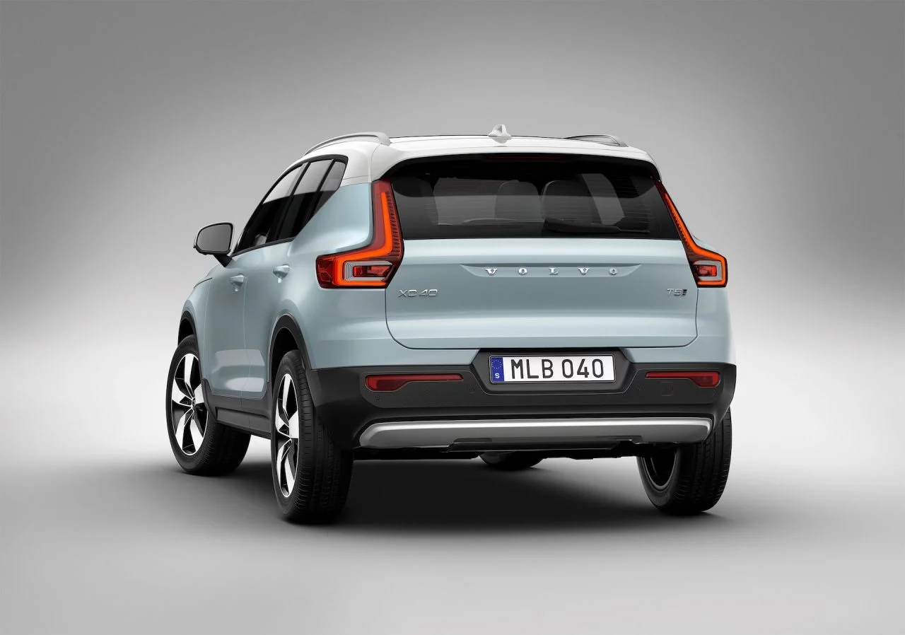 Vista trasera y lateral del XC40, un SUV compacto que combina estilo y funcionalidad.