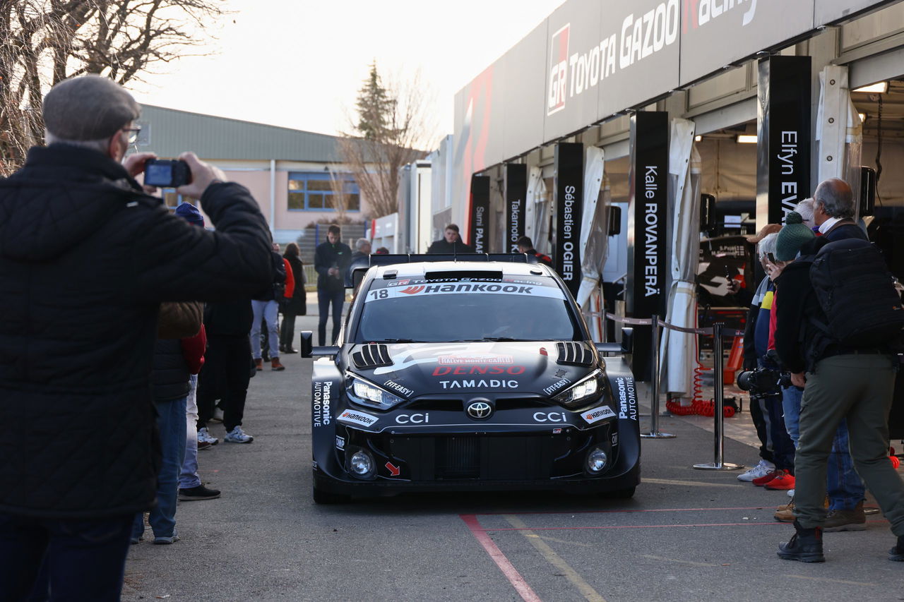 Toyota presenta su nuevo modelo para el Rally Monte-Carlo 2025, listo para competir.