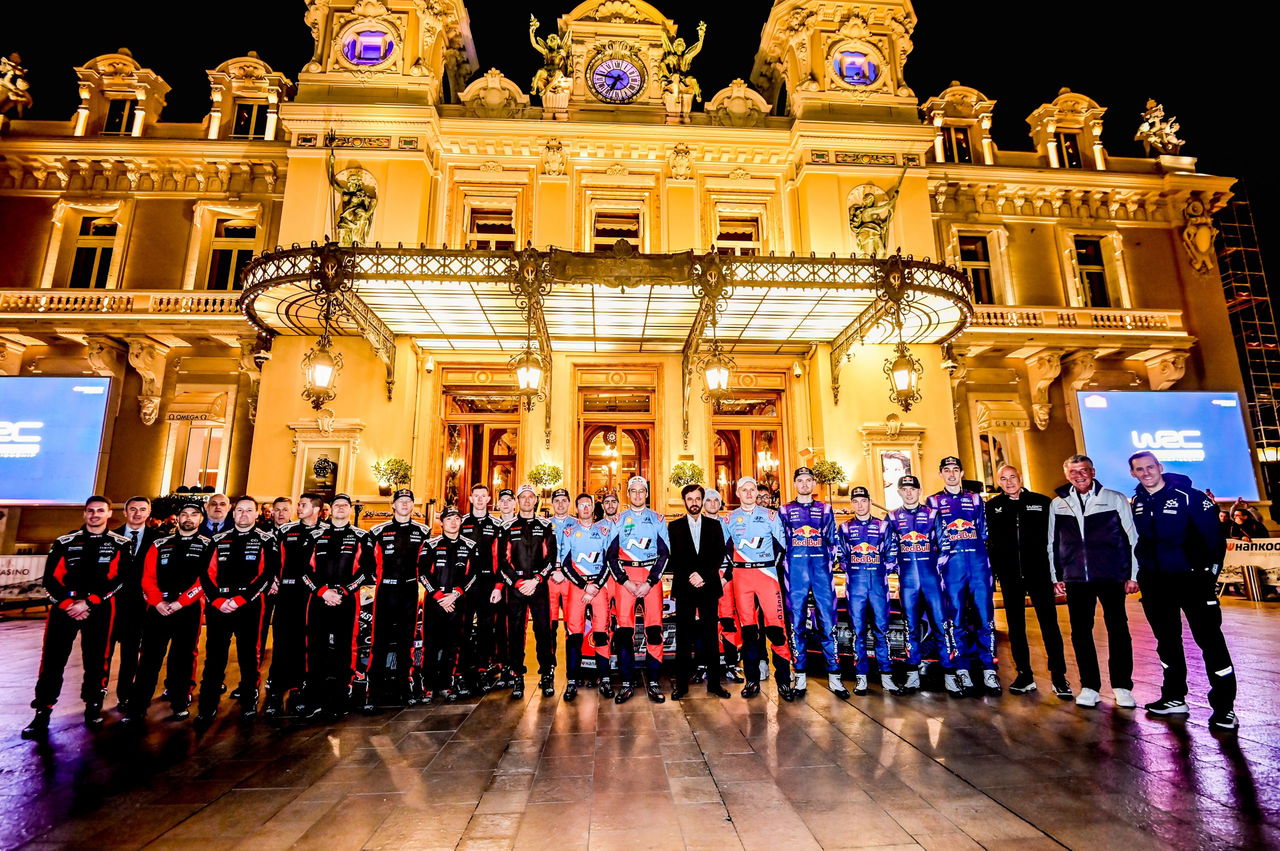 El equipo del WRC se reúne ante el icónico Casino de Montecarlo para dar inicio al rally.