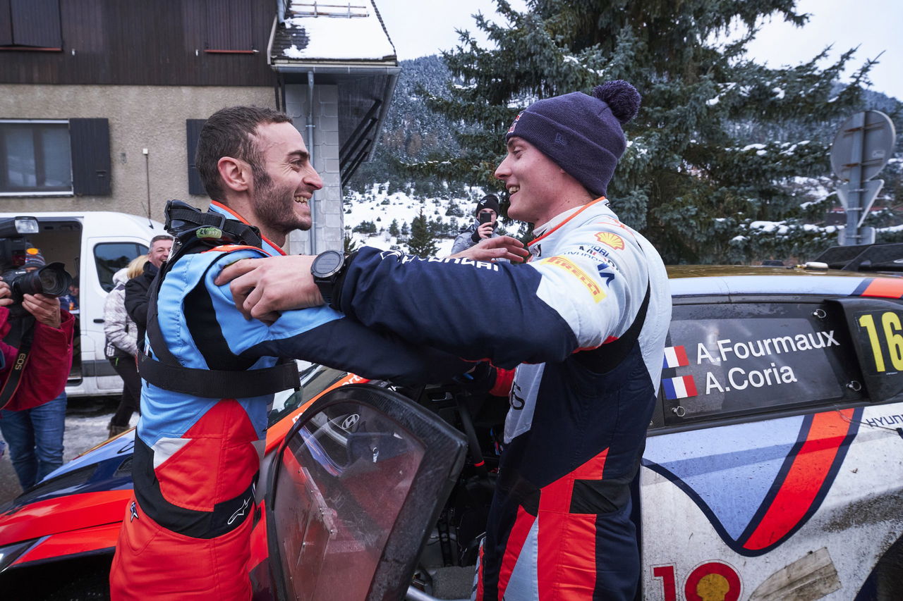 Momentos de camaradería entre los pilotos en el Rally Monte-Carlo 2025.