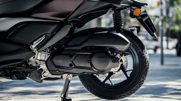 Vista del motor de la Yamaha XMAX 2025, destaca su diseño eficiente y tecnología avanzada.