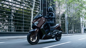 La nueva Yamaha XMAX 2025 combina estilo y tecnología en una scooter versátil.