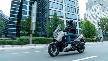 La Yamaha XMAX 2025 destaca por su diseño dinámico y ágil, ideal para la ciudad.