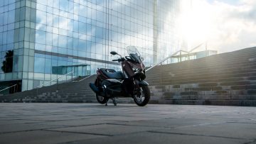 La Yamaha XMAX 2025 destaca por su diseño moderno y ágil, ideal para la movilidad urbana.