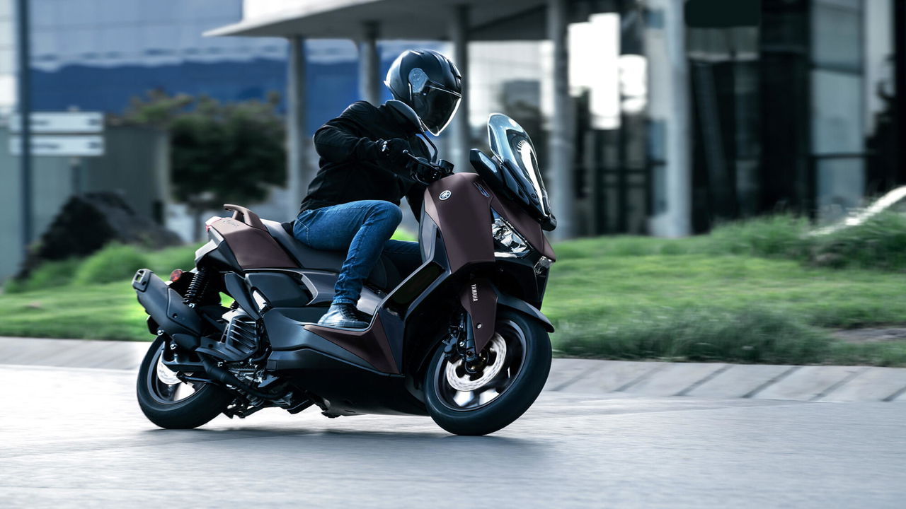 La Yamaha XMAX 2025 destaca por su diseño moderno y aerodinámico.