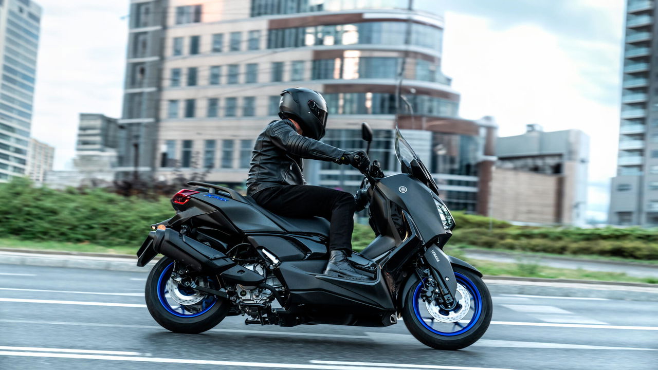 Yamaha XMAX 2025 en acción, destacando su diseño moderno y ágil.