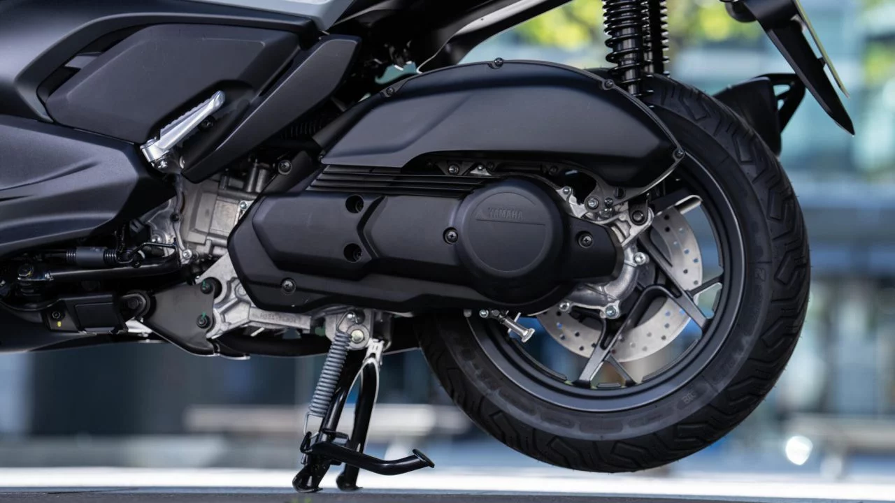 Detalle del motor y transmisión de la Yamaha XMAX 2025.