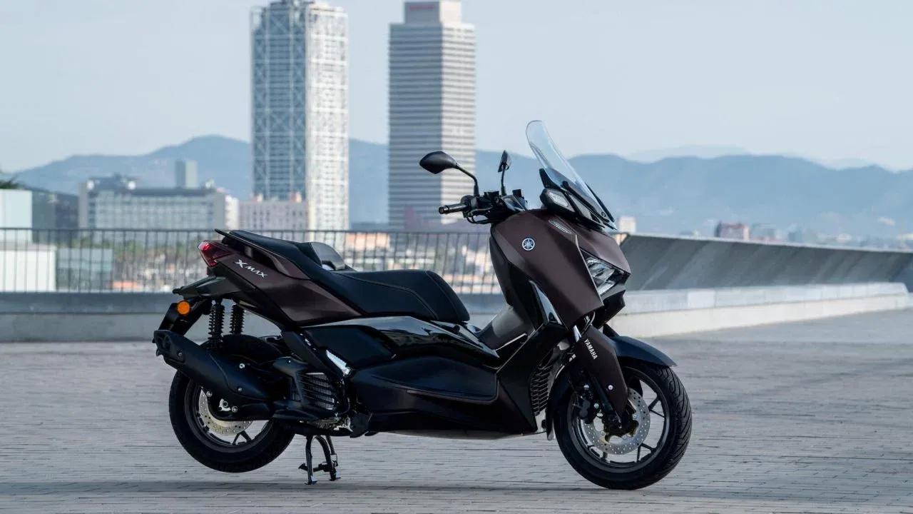 Nueva Yamaha XMAX 2025 destaca por su diseño moderno y funcional.