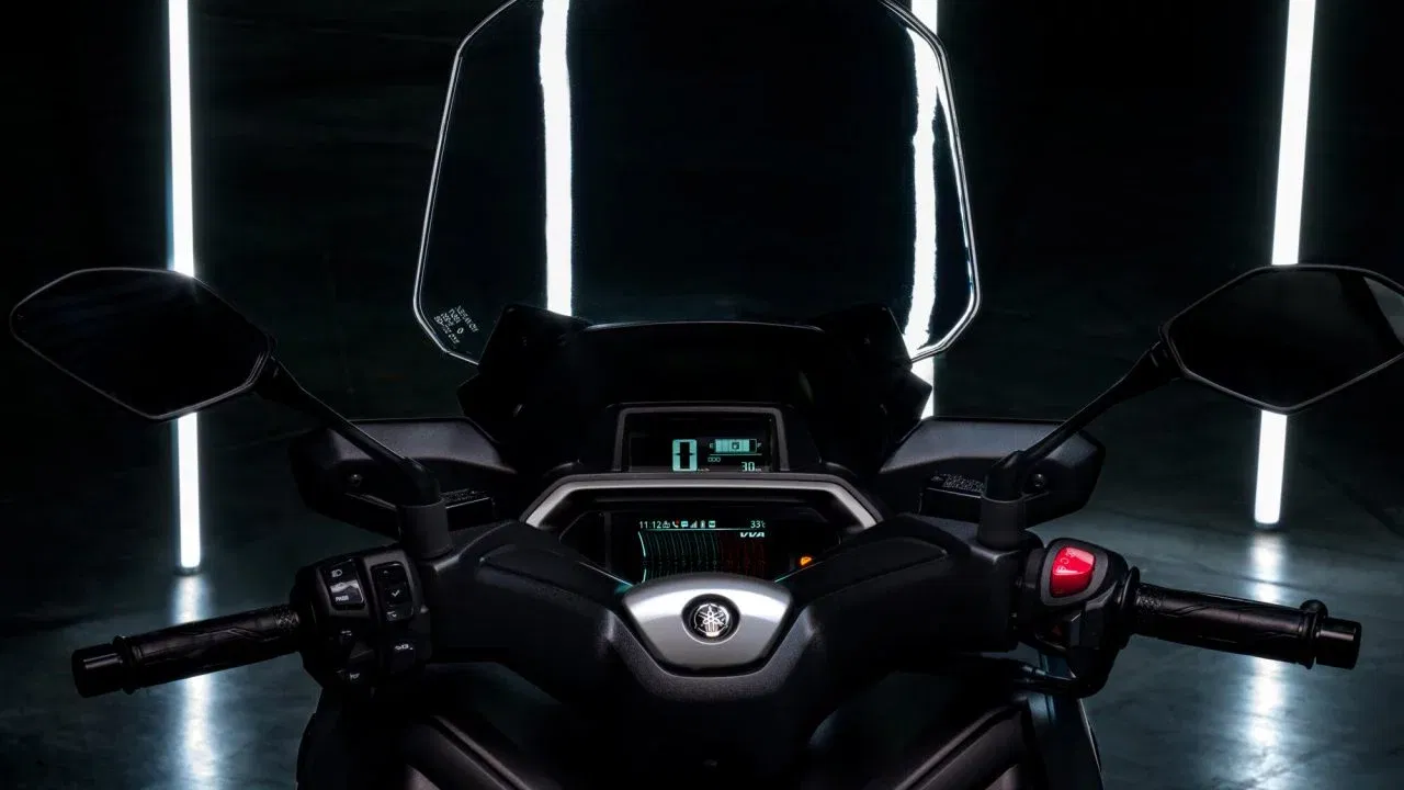 Panel de instrumentos del Yamaha XMAX 2025 con diseño moderno y tecnología avanzada.