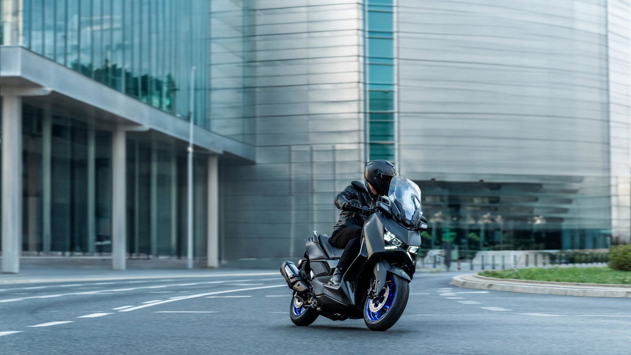 La Yamaha XMAX 2025 destaca por su diseño dinámico y moderno, ideal para la ciudad.