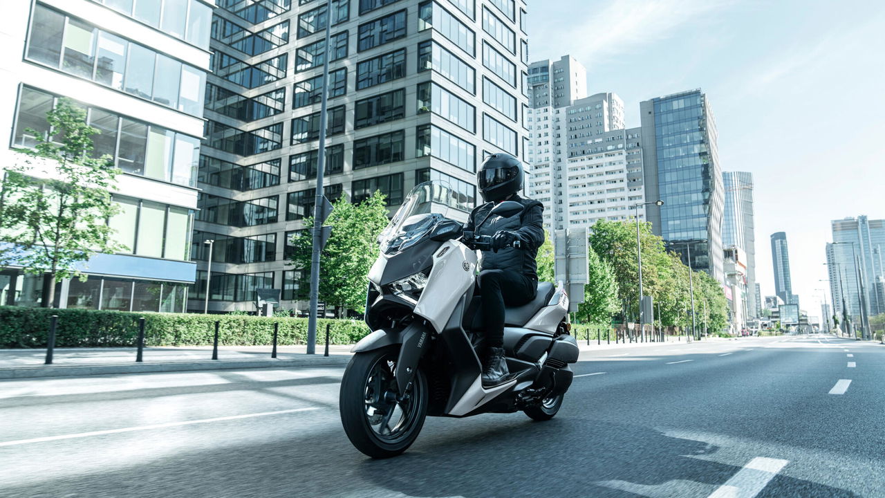 Yamaha XMAX 2025 en plena acción urbana, combinando estilo y funcionalidad.