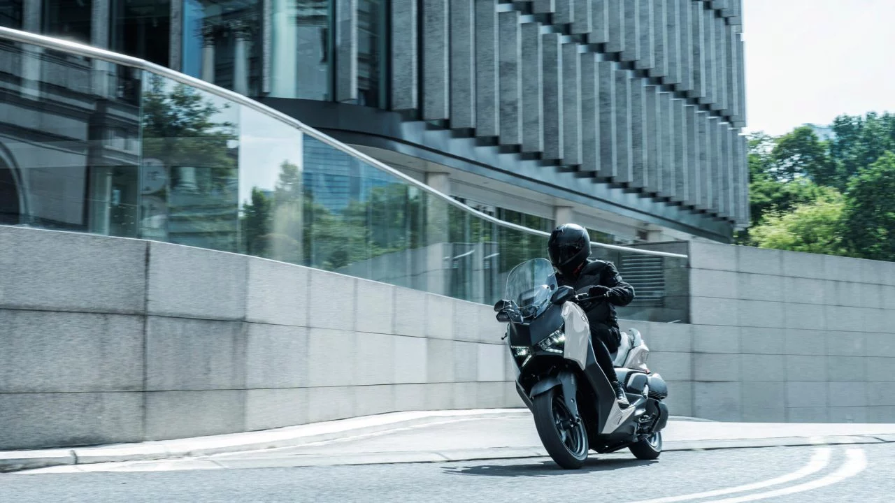 Yamaha XMAX 2025 en acción, muestra su diseño urbano y ágil.